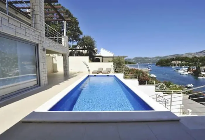 Helena Villa