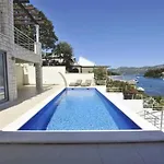 Helena Villa